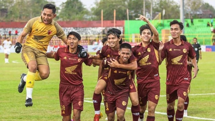 Pemain PSM Makassar merayakan gol yang dicetak Rasyid Bakri ke gawang Barito Putera yang digelar di Stadion Gelora BJ Habibie, Parepare.