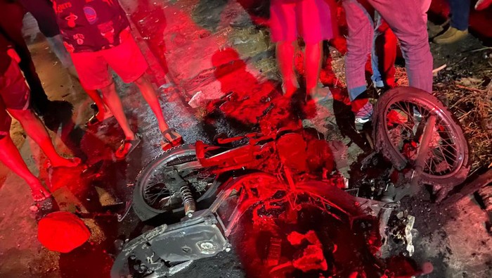 Pembakaran motor oleh diduga suporter di Sukoharjo, Sabtu (16/9/2023).