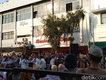Merindingnya Penonton Saat Melihat Teatrikal Perobekan Bendera Belanda