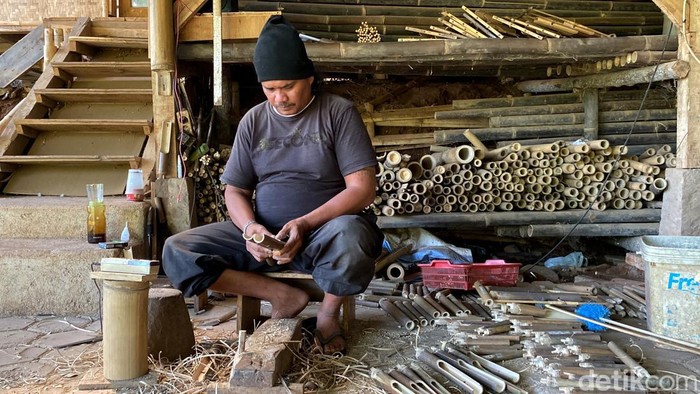 Perajin angklung di Saung Angklung Udjo.