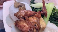 Ayam kampung goreng (Rp 39.000) ini cocok sekali dipadukan dengan sambal tempongnya yang pedas segar dan bikin nagih ini. Jangan lupa campurkan sambal dengan air jeruk limau agar rasa segarnya lebih keluar. Foto: detikFood/Yenny Mustika Sari
