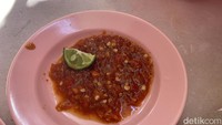 Sambal tempong di Pink Tempong ini memang jadi favorit banyak orang. Karena rasa pedas segar yang menyengat dan bikin keringat ngucur. Foto: detikFood/Yenny Mustika Sari