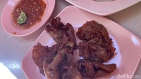 Apalagi ditambah lauk kulit goreng (Rp 31.000). Kulit ayam ini diungkep dan digoreng kering, teksturnya yang renyah membuat santapan kami lebih sedap. Foto: detikFood/Yenny Mustika Sari