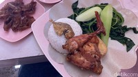Setelah menunggu sekitar 45 menit, akhirnya pesanan kami tiba. Kami memesan menu paket ayam kampung goreng dan tambahan kulit goreng. Foto: detikFood/Yenny Mustika Sari