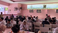Penasaran dengan rasanya, detikFood mencoba nasi tempong hits ini di cabangnya yang berlokasi di Kuta, Bali. Warungnya sangat mencolok, karena semua dekorasinya berwarna pink atau merah muda. Foto: detikFood/Yenny Mustika Sari