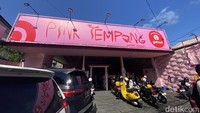 Salah satu tempat makan nasi tempong terkenal adalah Pink Tempong yang sudah memiliki beberapa cabang di Bali.  Pink Tempong ini tak pernah sepi pembeli apalagi bisa menjadi alternatif tempat makan halal untuk muslim. Foto: detikFood/Yenny Mustika Sari