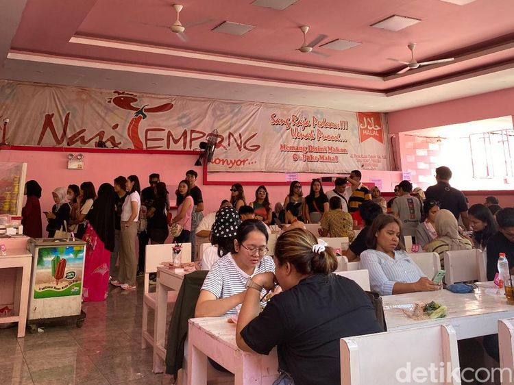 Rela Antre Demi Cicip Pedasnya Sambal Tempong yang Hits di Bali