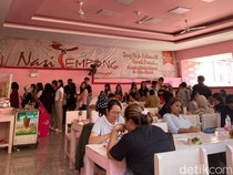 Rela Antre Demi Cicip Pedasnya Sambal Tempong yang Hits di Bali
