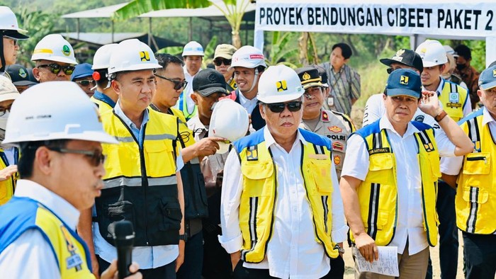 Pj Gubernur Jabar menemani Menteri PUPR tinjau proyek bendungan di Bogor (dok istimewa).