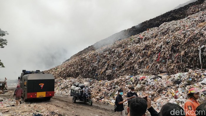 Pj Gubernur Jawa Tengah Nana Sudjana dan Wali Kota Solo Gibran Rakabuming Raka meninjau lokasi TPA Putri Cempo, Minggu (17/9/2023).