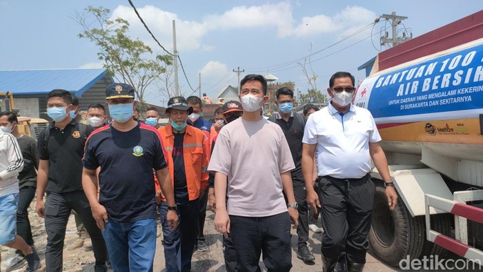 Pj Gubernur Jawa Tengah Nana Sudjana dan Wali Kota Solo Gibran Rakabuming Raka meninjau lokasi TPA Putri Cempo, Minggu (17/9/2023).