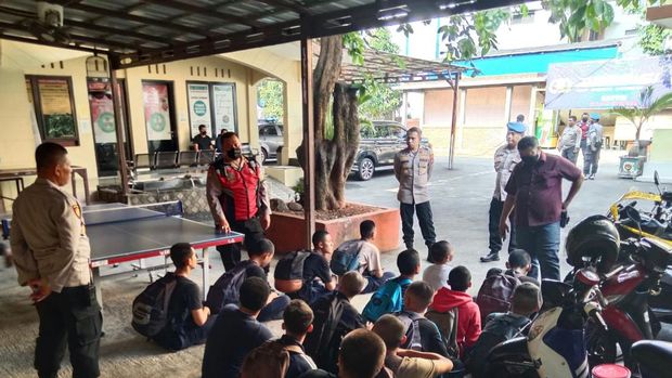 Polisi mengamankan belasan remaja yang hendak tawuran (dok istimewa)