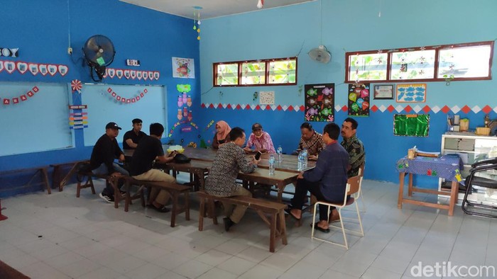 Polsii saat mendatangi sekolah untuk mendalami kasus siswi SD buta usai matanya dicolok pakai tusukan bakso