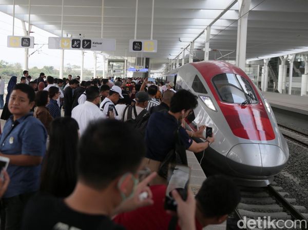 Potret Antusias Warga Jajal Kereta Cepat Jakarta-Bandung