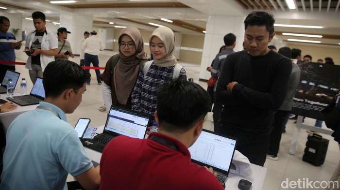 Potret Antusias Warga Jajal Kereta Cepat Jakarta-Bandung Warga menunggu keberangkatan di dalam gerbong kereta cepat di Stasiun Halim, Jakarta, Minggu (17/9/2023). PT KCIC membuka kesempatan kepada warga untuk untuk menjajal Kereta Cepat Jakarta Bandung sebelum diresmikan dan dioperasikan secara penuh pada 1 Oktober mendatang.