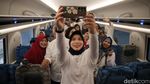 Potret Antusias Warga Jajal Kereta Cepat Jakarta-Bandung