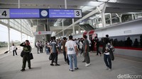 Antusiasme masyarakat sangat tinggi karena ingin ikut serta merasakan pengalaman menggunakan Kereta Api dengan kecepatan hingga 350 km/h. KCIC mengucapkan terima kasih atas atensi dari masyarakat yang sangat besar terhadap layanan Kereta Api Cepat ini. 