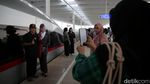 Potret Antusias Warga Jajal Kereta Cepat Jakarta-Bandung