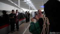 Warga berfoto sembari menanti keberangkatan kereta.  
