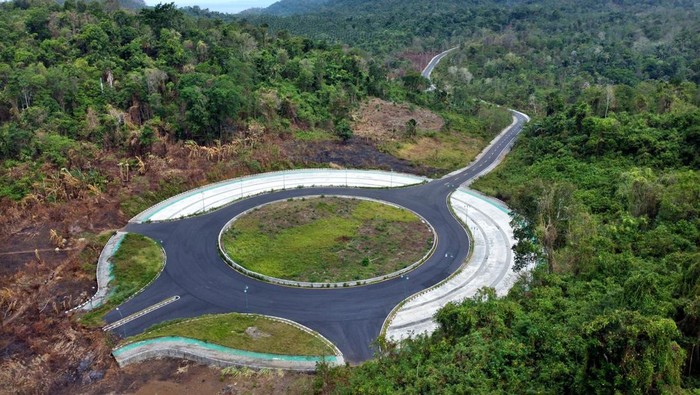 Foto udara kondisi jalan di Kawasan Ekonomi Khusus (KEK) Pariwisata Likupang, Minahasa Utara, Sulawesi Utara, Kamis (14/9/2023). Pemerintah melalui Kementerian PUPR menggelontorkan anggaran Rp163,7 miliar untuk membuat, memperbaiki, merevitalisasi jembatan dan ruas jalan sepanjang 49.63 km yang menghubungkan sejumlah desa serta obyek wisata di KEK Likupang untuk mendukung pengembangan Destinasi Super Prioritas (DSP) Pariwisata. ANTARA FOTO/Adwit B Pramono/tom.