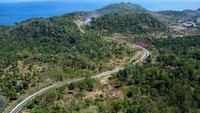 Foto udara kondisi jalan di Kawasan Ekonomi Khusus (KEK) Pariwisata Likupang, Minahasa Utara, Sulawesi Utara, Kamis (14/9/2023).  