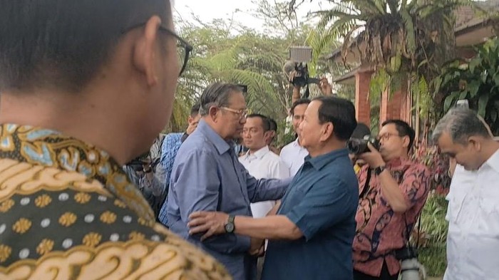Potret Prabowo Berkemeja Biru Sambut SBY di Hambalang. (Istimewa)