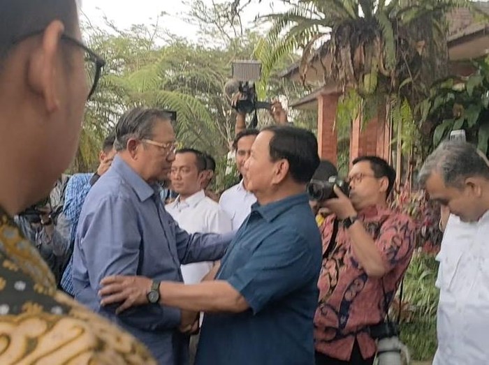 Potret Prabowo Berkemeja Biru Sambut SBY di Hambalang. (Istimewa)