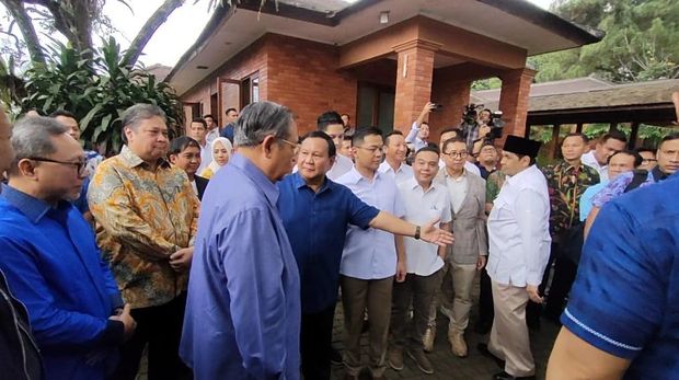 Potret Prabowo Berkemeja Biru Sambut SBY di Hambalang. (Istimewa)