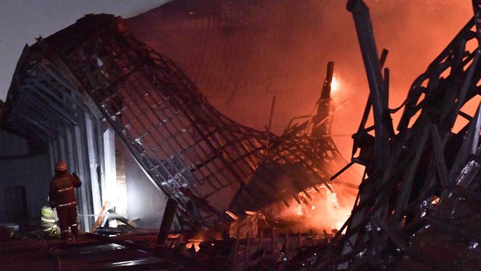 Potret Saat Kebakaran Hanguskan Museum Nasional Sejumlah petugas pemadam kebakaran memadamkan api ketika terjadi kebakaran di Museum Nasional di Jakarta, Sabtu (16/9/2023). ANTARA FOTO/ Fakhri Hermansyah/Spt.