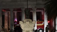 Sejumlah petugas pemadam kebakaran memadamkan api ketika terjadi kebakaran di Museum Nasional di Jakarta, Sabtu (16/9/2023). Kebakaran terjadi pukul 20.00 WIB tadi malam.  