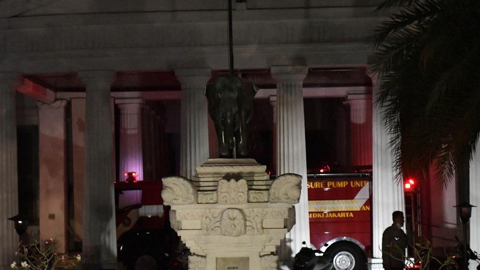 Sejumlah petugas pemadam kebakaran memadamkan api ketika terjadi kebakaran di Museum Nasional di Jakarta, Sabtu (16/9/2023). ANTARA FOTO/ Fakhri Hermansyah/Spt.