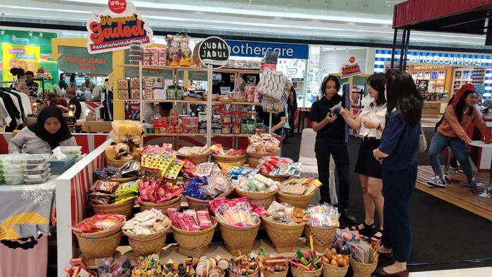 Potret Serunya Komunitas Vintage Gelar Koempoel Jadoel PT Asuransi Jiwa IFG (IFG Life) menggandeng Komunitas Vintage, menggelar event Koempoel Jadoel, di Lippo Mall Puri, Jakarta.