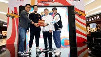 Kepala Divisi IFG Life Bayu Wiralaksana, Ketua Pelaksana Koempoel Jadoel & Co Founder GREBE Triangga, Rusty Vintage Budiyanto, dan Influencer & Aktor Ricky Harun, saat pembukaan kegiatan Koempoel Jadoel di Lippo Mall Puri, Kembangan, Jakarta Barat. 