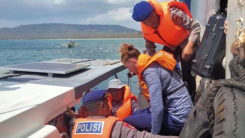Proses evakuasi penumpang KMP Gerbang Samudera 2 yang mati mesin dan kandas di Selat Bali, Minggu (17/9/2023). (Dok. Polres Jembrana)