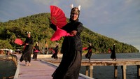 Sejumlah penari memperagakan tarian oradam saat berkunjung di Desa Wisata Akebay Pulau Maitara, Kota Tidore Kepulauan, Maluku Utara, Sabtu (16/9/2023).  