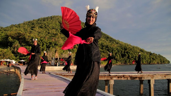 Pulau Maitara Jadi Desa Wisata Terbaik 2023 Sejumlah penari memperagakan tarian oradam saat berkunjung di Desa Wisata Akebay Pulau Maitara, Kota Tidore Kepulauan, Maluku Utara, Sabtu (16/9/2023). Pulau Maitara yang menjadi ikon uang seribu rupiah tersebut berhasil meraih penghargaan sebagai Desa Wisata Terbaik tahun 2023 oleh Kemenparekraf, mengungguli 75 desa lainya se Indonesia dan satu-satunya desa di Maluku Utara yang budaya dan adat istiadat masih dipertahankan masyarakat. ANTARA FOTO/Andri Saputra/Spt.