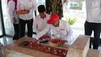 Tema perayaan tahun ini adalah Menolong Sepenuh Hati, sebuah tema yang mencerminkan nilai-nilai PMI yang dalam memberikan pelayanan dan pertolongan kepada masyarakat. Adapun bentuk kegiatan-kegiatan seperti lomba menghias tumpeng, Seminar Ilmiah, Tabur Bunga Makam Bung Hatta, dimana Bung Hatta adalah Ketua Palang Merah Indonesia pertama. Pemberian souvenir kepada para donor darah sukarela, Podcast Kemanusiaan.
