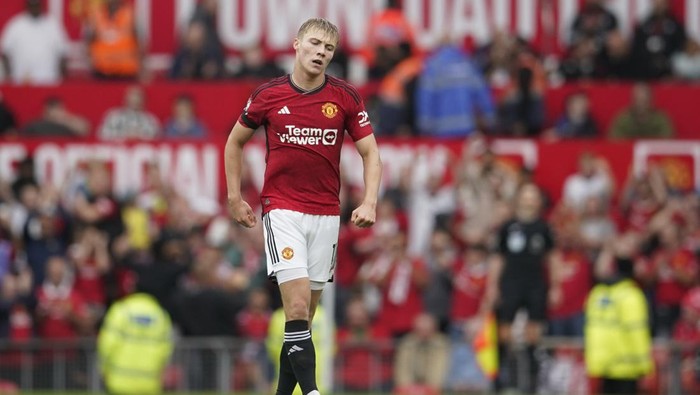Manchester Uniteds Rasmus Hojlund reacts after scoring a goal that was later disallowed during the English Premier League soccer match between Manchester United and Brighton and Hove Albion at Old Trafford stadium in Manchester, England, Saturday, Sept. 16, 2023. (AP Photo/Dave Thompson)