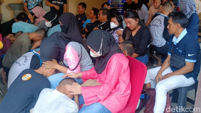 Remaja yang hendak tawuran menangis saat dikembalikan ke orang tuanya masing-masing (dok istimewa).