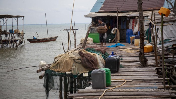 Nelayan mengecek perahu motornya saat tidak melaut di perkampungan nelayan Sembulang, Pulau Rempang, Batam, Kepulauan Riau, Minggu (17/9/2023). Sejak dua pekan terakhir nelayan di pulau tersebut tidak melaut dampak dari rencana relokasi warga untuk proyek strategis nasional (PSN) Rempang Eco-City Pulau Rempang. ANTARA FOTO/Teguh Prihatna/YU