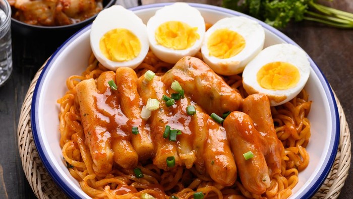 Resep Mie Pedas Tteokbokki dan Sosis