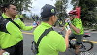 Para peserta menaklukkan lintasan balapan GFNY Bali 2023 di Ubud yang cukup menantang. Rute dibuat sangat menarik dan menantang. Untuk kategori Long Course maka GFNY Riders akan merasakan tanjakan panjang menuju Kintamani, di mana saat mencapai puncak atau disebut Panelokan, dapat menyaksikan pemandangan Danau dan Gunung Batur, ungkap Group Leader GFNY Indonesia, M. Mahful. 