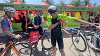 Peserta lomba balap sepeda Internasional Grand Fondo New York (GFNY) Bali 2023, melakukan pengambilan race pack collections (paket perlengkapan balap sepeda). 