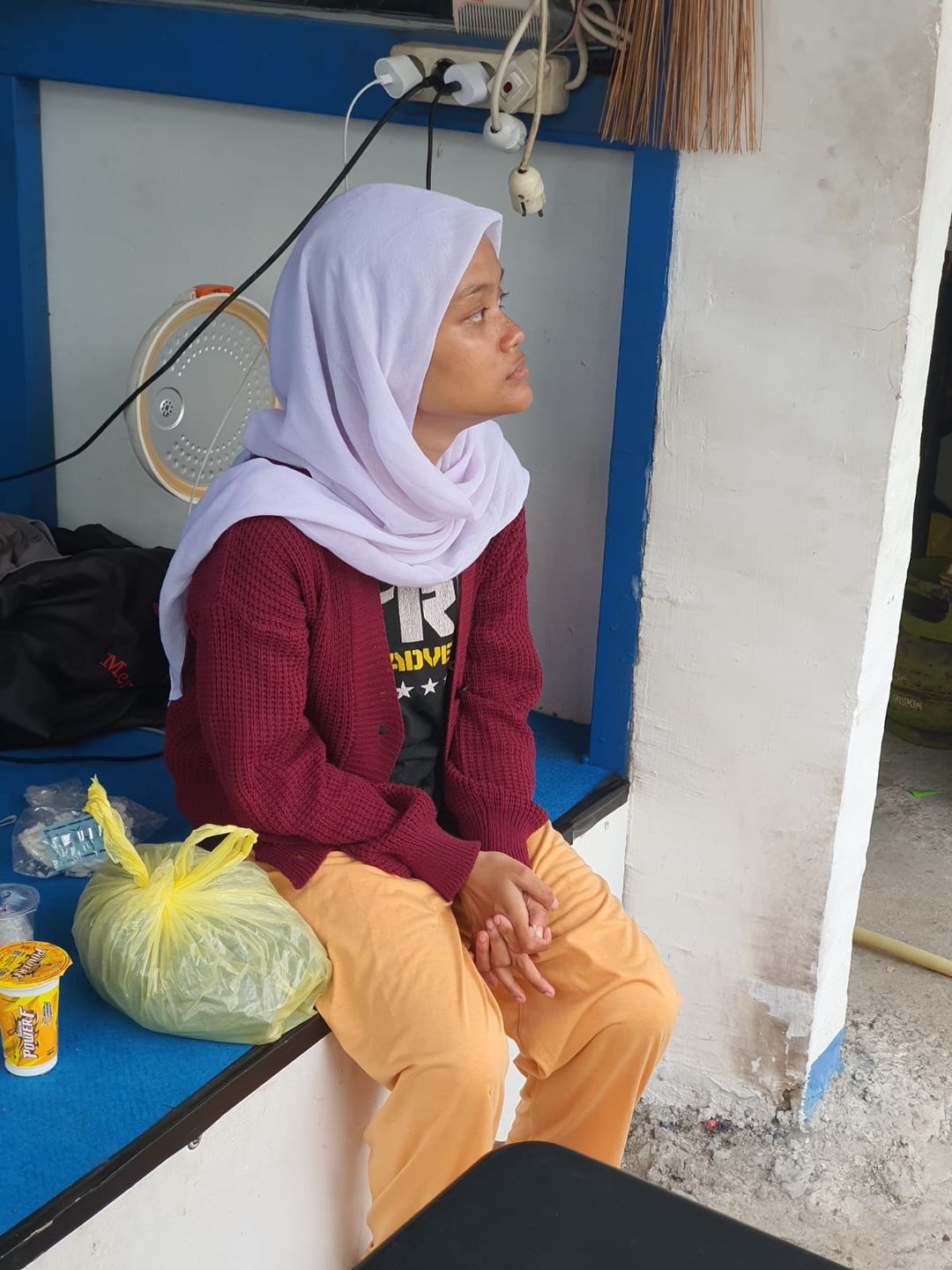 Riska, wanita tuli dan bisu berjalan kaki mencari suaminya dari Gresik ke Bangkalan, Madura