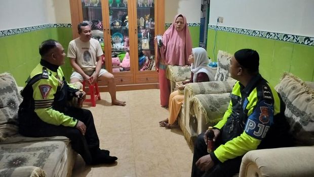 Riska, wanita tuli dan bisu berjalan kaki mencari suaminya dari Gresik ke Bangkalan, Madura