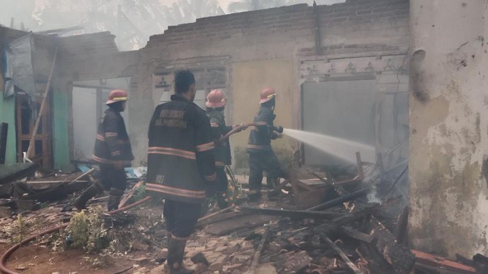 Satu rumah di Pandeglang diduga dibakar oleh saudaranya