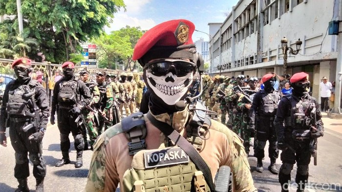 Semarak Parade Kirab HUT Angkatan Laut ke-78 di Kota Surabaya