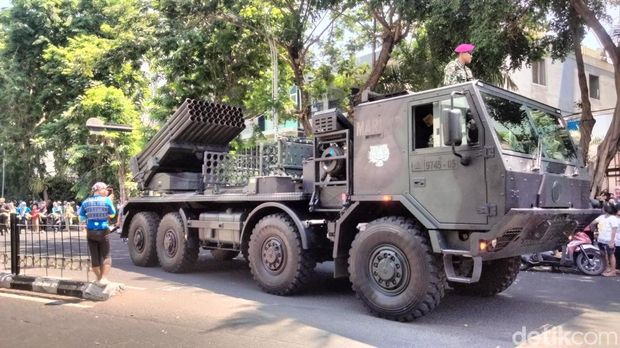 Semarak Parade Kirab HUT Angkatan Laut ke-78 di Kota Surabaya
