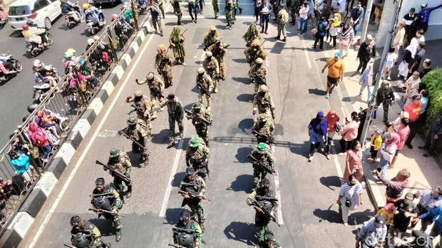 Semarak Parade Kirab HUT Angkatan Laut ke-78 di Kota Surabaya