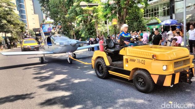 Semarak Parade Kirab HUT Angkatan Laut ke-78 di Kota Surabaya